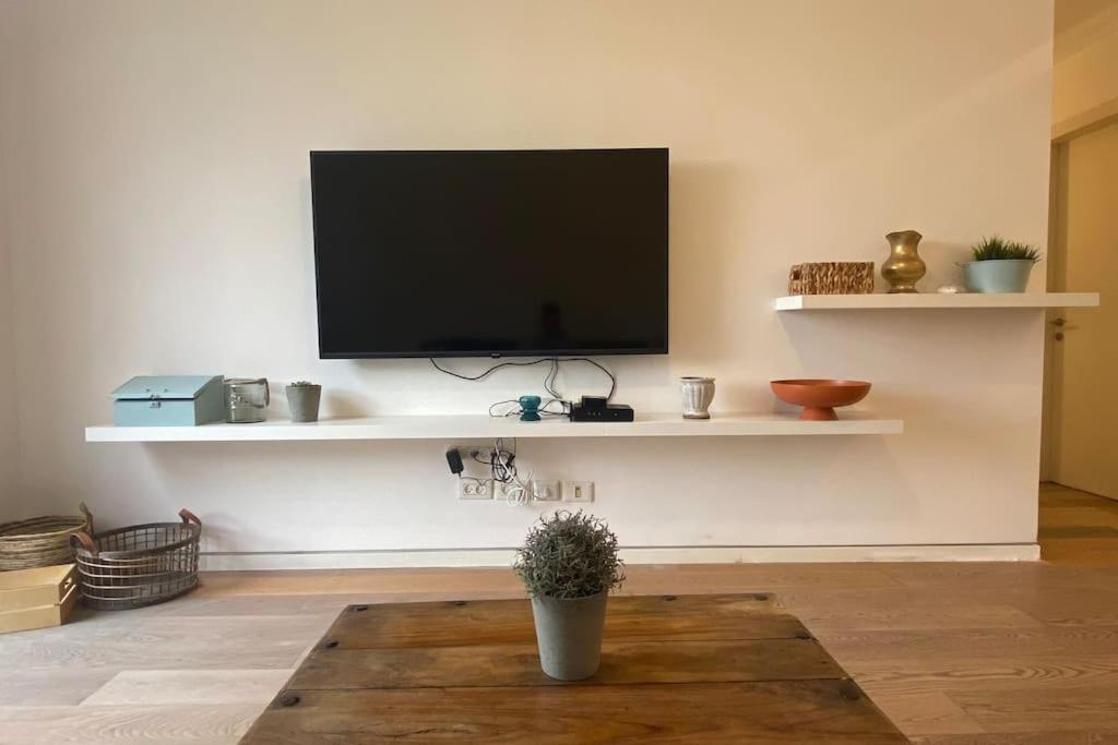 Laura Compound- Authentic 1 Bedroom Charming & Specious تل أبيب المظهر الخارجي الصورة