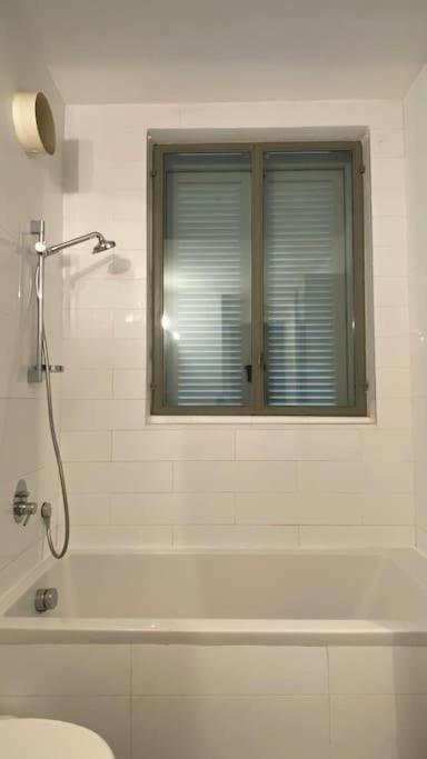 Laura Compound- Authentic 1 Bedroom Charming & Specious تل أبيب المظهر الخارجي الصورة